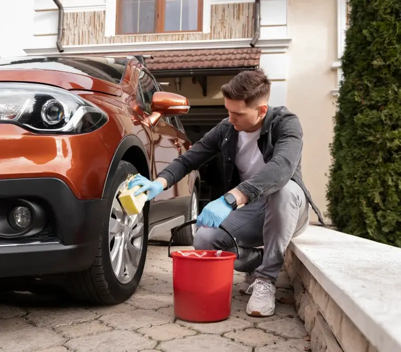 Lavage auto à domicile Méry-Bissières-en-Auge : professionnel intervenant sur un véhicule